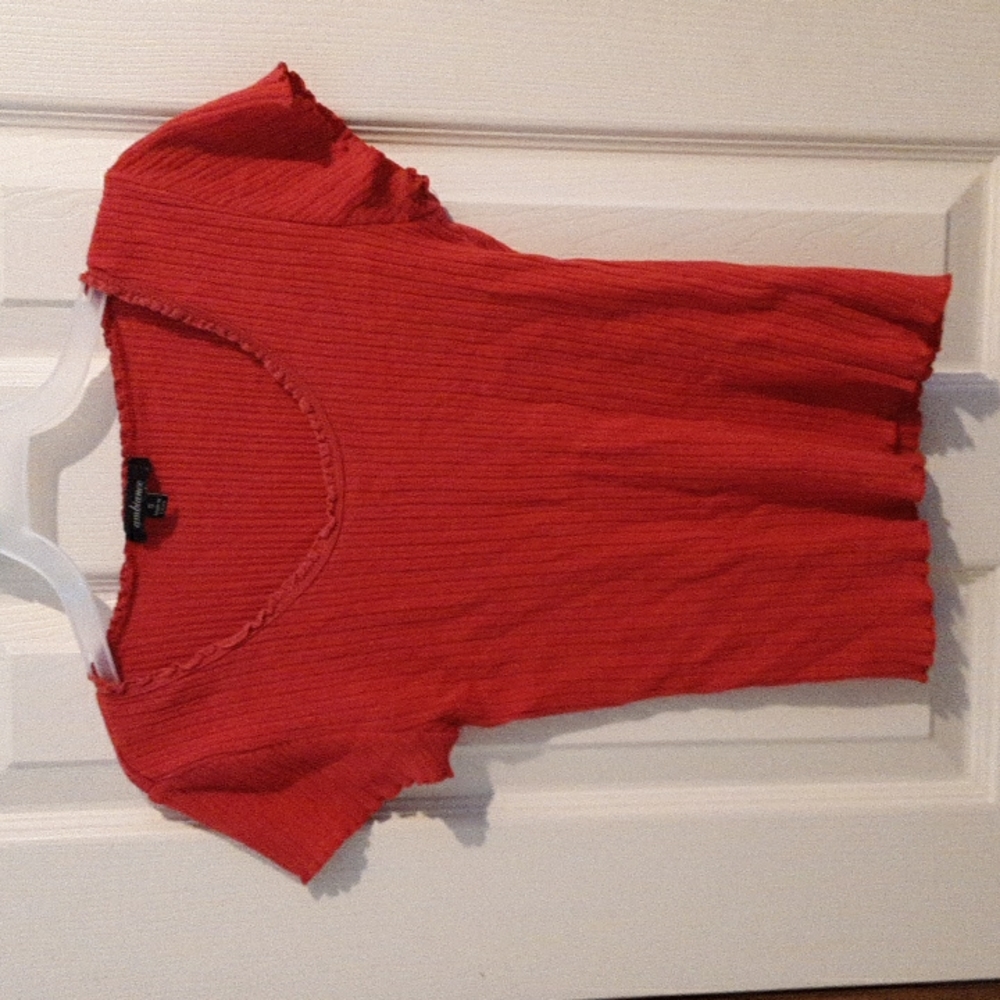 small, ruffled U neck, from ambiance.